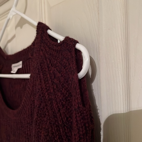 Burgundy sweater with peekaboo arm detail - Picture 3 of 3